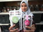 Ratih-Anggun-Perdhani-saat-menunjukkkan-teh-buatannya.jpg