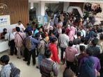 Ratusan-karyawan-eks-Sritex-saat-mengumpulkan-berkas-JHT.jpg