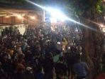 Ratusan-massa-mendatangi-Hotel-Aston-Jember-Jawa-Timur-yang-menjadi-lokasi-rekap.jpg