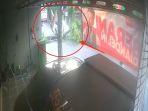 Rekaman-CCTV-Mobil-tertimpa-pohon-di-Jalan-Sosrokartono-Kudus.jpg