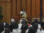 Rektor-UKSW-Prof-Dr-Intiyas-Utami-menyampaikan-kabar-gembira-kampus.jpg