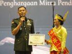 Rektor-UKSW-Prof-Intiyas-Utami-kepada-Kepala-Staf-Kodim-0722-Kudus-Mayor-Inf-Muhlisin.jpg