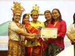 Rektor-UKSW-menyerahkan-penghargaan-Anugerah-Talenta-Unggul-dalam-UpacaraDiesNatalis.jpg