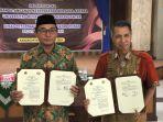 Rektor-UMUKA-Solo-Muh-Samsuri-menunjukkan-surat-kerja-sama.jpg
