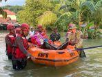 Relawan-BPBD-dibantu-personel-TNI-Polri-melakukan-evakuasi-korban-ban.jpg