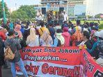 Ribuan-massa-yang-tergabung-dalam-Aliansi-Rakyat-Bela-Jokowi-Banyumas-saat-menggelar-aksi.jpg