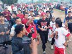 Ribuan-orang-yang-sedang-berolahraga-di-S262013.jpg