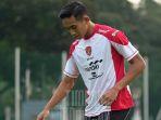 Rizky-Ridho-Jersey-Latihan-Timnas-Indonesia-Banjir-Kritikan-Netizen-Jersey-nya-Kayak-Baju-Partai.jpg