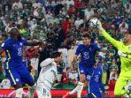 Romelu-Lukaku-berupaya-menanduk-bola-dalam-laga-Chelsea.jpg