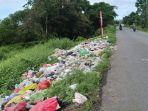 SAMPAH-BERSERAKAN-Sampah-berserakan-di-jalan-Inspeksi-PAM-Mo.jpg