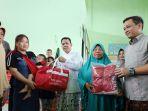 SERAHKAN-BANTUAN-Wali-Kota-Pekalongan-Achmad-Afzan-Arslan-Djunaid-saat.jpg