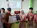 SERAHKAN-E-KTP-Wali-Kota-Tegal-Dedy-Yon-Supriyono-menyerahkan-e-KTP.jpg