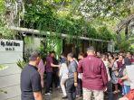 SILATURAHMI-DI-RUMAH-JOKOWI-Warga-antre-untuk-dapat-bersilaturahmi-deng.jpg