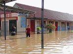 SMP-Negeri-3-Brebes-terendam-banjir-selutut-orang-dewasa-Selasa-2722024.jpg