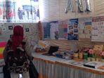 Salah-satu-stand-yang-mengikuti-kegiatan-Lokakarya-Program-Pendidikan-Guru.jpg