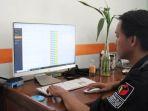 Salah-seorang-staf-Bawaslu-Jepara-mencermati-data-pengurus-parpol-di-SIPOL.jpg