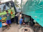 Satlantas-Polres-Blora-saat-menangani-tiga-truk-tronton.jpg