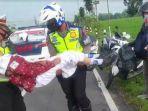 Satlantas-Polres-Wonogiri-mengevakuasi-korban-kecelakaan.jpg