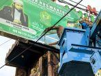 Satpol-PP-Kabupaten-Blitar-menurunkan-baliho-Samsudin.jpg