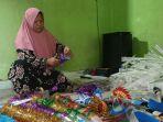 Satu-di-antara-pengrajin-terompet-di-Desa-Karanganyar-Kecamat.jpg