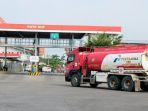 Sebuah-kendaraan-bermuatan-Bahan-Bakar-Minyak-BBM-Pertamina-tengah-melintas.jpg