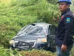 Sebuah-mobil-yang-membawa-empat-penumpang-terbang-terbawa-angin-puting.jpg