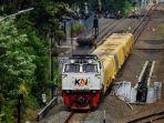Sebuah-rangkaian-kereta-angkutan-barang-yang-melintas-di-Daop-5-Purwokerto-4.jpg