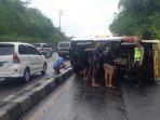 Sebuah-truk-boks-terguling-di-jalur-Semarang-Solo-tepatnya-di-Bawen.jpg