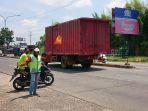 Sebuah-truk-melintas-di-jalur-Pantura-Barat-Jawa-Tengah.jpg