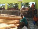 Sejumlah-pekerja-sedang-memperbaiki-ruang-laboratorium-IPA.jpg