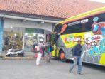 Sejumlah-pemudik-tiba-di-Terminal-Tipe-A-Jati-Kudus.jpg