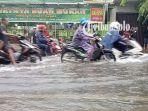 Sejumlah-pengendara-sepeda-motor-memilih-untuk-menerjang-banjir.jpg