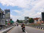 Sejumlah-pengguna-jalan-melintas-di-fly-over-Jatingaleh-Kota-Sem.jpg