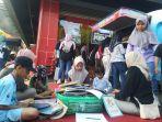 Sejumlah-pengunjung-CFD-mengakses-layanan-baca-buku-gratis-oleh-D.jpg