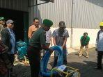 Sejumlah-petani-di-Batang-saat-menerima-bantuan-pompa-air.jpg