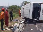 Sejumlah-petugas-mengevakuasi-sejumlah-korban-penumpang-mobil-Elf-kecelakaan.jpg
