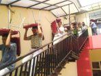 Sejumlah-siswa-SMKN-3-Kudus-berhamburan-keluar-gedung-lantai-dua.jpg