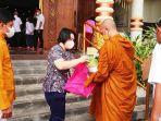 Sejumlah-umat-Buddha-m-Pindapata-sebelum-m52022.jpg