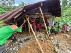 Sejumlah-warga-bersama-Tim-BPBD-Purbalingga-saat-gotong-royong.jpg