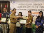 Sekda-Jepara-Edi-Sujatmiko-saat-memberi-penghargaan-kepada-14-pembayar-pajak.jpg