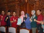 Sekda-Jepara-Edy-Sujatmiko-berfoto-dengan-tiga-atlet-Jepara.jpg
