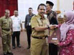 Sekda-Jepara-Edy-SujatmikoO-saat-menyerahkan-SK.jpg
