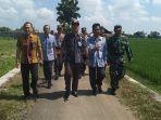 Sekda-Kabupaten-Pekalongan-M-Yulian-Akbar-cek-jalan-hasil-TMMD.jpg