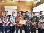 Sekda-Kabupaten-Pekalongan-M-Yulian-Akbar-saat-menerima-penghargaan.jpg