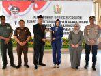 Sekda-Kabupaten-Pekalongan-M-Yulian-Akbar-saat-menyerahkan-penghargaan.jpg