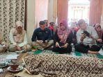 Sekda-Subang-bersama-Kadisdikbud-bertakziah-ke-keluarga-Kaenu.jpg