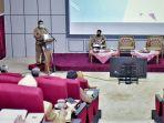 Sekretaris-Daerah-Kabupaten-Tegal-Widodo-Joko-Mulyono-sedang-memberikan.jpg