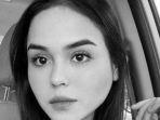 Selebgram-Edelenyi-Laura-Anna-g.jpg