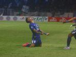 Selebrasi-Gali-Freitas-usai-cetak-gol-ke-gawang-Persib-Bandung.jpg