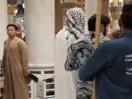 Seorang-Pria-di-Mekkah-Tidak-Bisa-Berpindah-Hingga-Dibantu-Askari.jpg